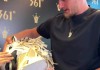 九州体育官网-用球鞋做成的马头！约基奇收到创意礼物后赞叹：这也太酷了