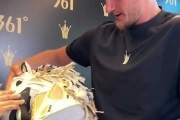 九州体育官网-用球鞋做成的马头！约基奇收到创意礼物后赞叹：这也太酷了